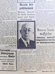Cumhuriyet Gazetesi - 8 Temmuz 1943 - Şark Cephesinde Yazan Nadir Nadi Köşe Yazısı - Bielgorod Kesiminde Dün Sabahtan beri Büyük Bir Meydan Muharebesi Başladı - Milli Şef İsmet İnönü Dün Mecliste ki Dairelerinde Meşgul Oldular - Merhum Başvekil Dr. Refik Saydam'ı Geçen Sene Bugün Kaybetmiştik - Askeri Vaziyet Alman Taarruzu Hakkında Tahminler Yazan Emekli General H. Emir Erkilet Yazı Dizisi - Londra'ya Göre Japonlar Mançurideki Ordularını Takviye Ederek Taarruza Hazırlanmışlar - Tünel Kazasına Dair Yapılan Tahkikat - Martinique Adası Da Fransız Milli Komitesine İltihak Etti - Çin Mareşalı Çan Kay Şek Müttefiklerin Japonlara Karşı Derhal Taarruza Geçmelerini Talep Ediyor - Yeni Tifüs Vakaları - İstanbul Bira Fabrikasında Teftişler - Profesör Fahrettin Kerim Gökay'ın Konferansı - Zanzibar Yolu Lale Sinemasında - Her Akşam Maksim Bahçesinde Vur Patlasın Büyük Ve Muhteşem Revü - Kitaplar Arasında - 9. Şarl'ın Kanlı Saltanatı Yazan Prosper Merimee Yazı Dizisi - Hasan Traş Bıçağı