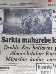 Cumhuriyet Gazetesi - 9 Temmuz 1943 - Eğer Bir Çıkarma Yapacaklarsa Yazan Nadir Nadi Köşe Yazısı - Milli Şef İsmet İnönü Merhum Doktor Refik Saydam'ın Kabrini Ziyaret Ettiler - Şarkta Muharebe Kızıştı - Bu Kadarı Rezalet Mersin'de Gelen Mete Vapurunda Külliyetli Kaçak Eşya Çıktı - Kopan Tünel Kayışı Tahlil Edilecek - Tramvay İdaresine Göre Kayışın Fennen Kopmaması Lazım Geliyordu O Halde Kaza Neden Oldu - İstanbul'a Bu Sene 78 Bin Ton Kömür Getirilecek - Ekmekler Dün Bozuk Çıktı - Askeri Vaziyet kürek Meydan Muharebesi Başladı Yazanlar Emekli General H. Emir Erkilet Yazı Dizisi - Atlatılan Felaketten Sonra Yeni Adapazarı Arifiyede Yapalım - Ali Canib Yöntem Profesör Oldu - Kadıköy Kızılay Hasanpaşa Dispanseri Menfaati İçin Emsalsiz Müsamere - Varlık Vergisi Tahsilatı - Köy Enstitülerine Gidecek Fakülte Talebeleri - Balkanlarda Çete Faaliyeti Artıyor - Hasan Kolonyası - Mücadele Ediyor Muyuz Yazan Burhan Felek Köşe Yazısı - Sarayburnu Park Gazinosunda Münir Nurettin Konseri Caz Ve Dans