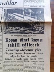 Cumhuriyet Gazetesi - 9 Temmuz 1943 - Eğer Bir Çıkarma Yapacaklarsa Yazan Nadir Nadi Köşe Yazısı - Milli Şef İsmet İnönü Merhum Doktor Refik Saydam'ın Kabrini Ziyaret Ettiler - Şarkta Muharebe Kızıştı - Bu Kadarı Rezalet Mersin'de Gelen Mete Vapurunda Külliyetli Kaçak Eşya Çıktı - Kopan Tünel Kayışı Tahlil Edilecek - Tramvay İdaresine Göre Kayışın Fennen Kopmaması Lazım Geliyordu O Halde Kaza Neden Oldu - İstanbul'a Bu Sene 78 Bin Ton Kömür Getirilecek - Ekmekler Dün Bozuk Çıktı - Askeri Vaziyet kürek Meydan Muharebesi Başladı Yazanlar Emekli General H. Emir Erkilet Yazı Dizisi - Atlatılan Felaketten Sonra Yeni Adapazarı Arifiyede Yapalım - Ali Canib Yöntem Profesör Oldu - Kadıköy Kızılay Hasanpaşa Dispanseri Menfaati İçin Emsalsiz Müsamere - Varlık Vergisi Tahsilatı - Köy Enstitülerine Gidecek Fakülte Talebeleri - Balkanlarda Çete Faaliyeti Artıyor - Hasan Kolonyası - Mücadele Ediyor Muyuz Yazan Burhan Felek Köşe Yazısı - Sarayburnu Park Gazinosunda Münir Nurettin Konseri Caz Ve Dans