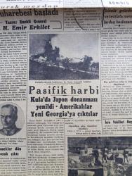 Cumhuriyet Gazetesi - 9 Temmuz 1943 - Eğer Bir Çıkarma Yapacaklarsa Yazan Nadir Nadi Köşe Yazısı - Milli Şef İsmet İnönü Merhum Doktor Refik Saydam'ın Kabrini Ziyaret Ettiler - Şarkta Muharebe Kızıştı - Bu Kadarı Rezalet Mersin'de Gelen Mete Vapurunda Külliyetli Kaçak Eşya Çıktı - Kopan Tünel Kayışı Tahlil Edilecek - Tramvay İdaresine Göre Kayışın Fennen Kopmaması Lazım Geliyordu O Halde Kaza Neden Oldu - İstanbul'a Bu Sene 78 Bin Ton Kömür Getirilecek - Ekmekler Dün Bozuk Çıktı - Askeri Vaziyet kürek Meydan Muharebesi Başladı Yazanlar Emekli General H. Emir Erkilet Yazı Dizisi - Atlatılan Felaketten Sonra Yeni Adapazarı Arifiyede Yapalım - Ali Canib Yöntem Profesör Oldu - Kadıköy Kızılay Hasanpaşa Dispanseri Menfaati İçin Emsalsiz Müsamere - Varlık Vergisi Tahsilatı - Köy Enstitülerine Gidecek Fakülte Talebeleri - Balkanlarda Çete Faaliyeti Artıyor - Hasan Kolonyası - Mücadele Ediyor Muyuz Yazan Burhan Felek Köşe Yazısı - Sarayburnu Park Gazinosunda Münir Nurettin Konseri Caz Ve Dans