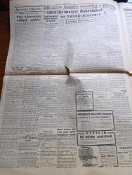 Cumhuriyet Gazetesi - 9 Temmuz 1943 - Eğer Bir Çıkarma Yapacaklarsa Yazan Nadir Nadi Köşe Yazısı - Milli Şef İsmet İnönü Merhum Doktor Refik Saydam'ın Kabrini Ziyaret Ettiler - Şarkta Muharebe Kızıştı - Bu Kadarı Rezalet Mersin'de Gelen Mete Vapurunda Külliyetli Kaçak Eşya Çıktı - Kopan Tünel Kayışı Tahlil Edilecek - Tramvay İdaresine Göre Kayışın Fennen Kopmaması Lazım Geliyordu O Halde Kaza Neden Oldu - İstanbul'a Bu Sene 78 Bin Ton Kömür Getirilecek - Ekmekler Dün Bozuk Çıktı - Askeri Vaziyet kürek Meydan Muharebesi Başladı Yazanlar Emekli General H. Emir Erkilet Yazı Dizisi - Atlatılan Felaketten Sonra Yeni Adapazarı Arifiyede Yapalım - Ali Canib Yöntem Profesör Oldu - Kadıköy Kızılay Hasanpaşa Dispanseri Menfaati İçin Emsalsiz Müsamere - Varlık Vergisi Tahsilatı - Köy Enstitülerine Gidecek Fakülte Talebeleri - Balkanlarda Çete Faaliyeti Artıyor - Hasan Kolonyası - Mücadele Ediyor Muyuz Yazan Burhan Felek Köşe Yazısı - Sarayburnu Park Gazinosunda Münir Nurettin Konseri Caz Ve Dans
