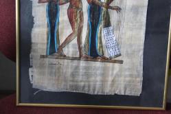 TAMAMIYLA ANTIKA Sanatçı İmzalı Papirüs Tablo ÇOK ESKİ ÇERÇEVELİ DETAYLAR RESIMLERDE   (CD-ODA