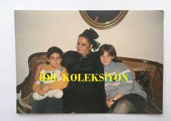 YEŞİLÇAM'IN EFSANESİ BELGİN DORUK'UN ORİJİNAL 2'Lİ FOTOĞRAF SETİ, 12,5 x 9 cm EBADINDA - BELGİN DORUK EV ORTAMINDA BİR KIZ ÇOCUĞU ve BİR ERKEK ÇOCUĞU İLE HATIRA POZU VERİRKEN ÇEKİLMİŞ 2 FARKLI KARE