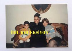 YEŞİLÇAM'IN EFSANESİ BELGİN DORUK'UN ORİJİNAL 2'Lİ FOTOĞRAF SETİ, 12,5 x 9 cm EBADINDA - BELGİN DORUK EV ORTAMINDA BİR KIZ ÇOCUĞU ve BİR ERKEK ÇOCUĞU İLE HATIRA POZU VERİRKEN ÇEKİLMİŞ 2 FARKLI KARE