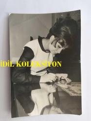 YEŞİLÇAM'IN EFSANESİ BELGİN DORUK'UN ORİJİNAL FOTOĞRAFI, 15 x 10 cm EBADINDA - BELGİN DORUK EVİNDE FOTOĞRAFINI İMZALARKEN ÇEKİLMİŞ BİR KARE