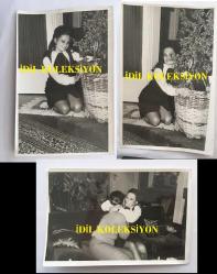 YEŞİLÇAM'IN EFSANESİ BELGİN DORUK'UN ORİJİNAL 3'LÜ FOTOĞRAF SETİ, 18 x 12 cm EBADINDA - BELGİN DORUK EVİNDE SAKSIDAKİ ÇİÇEĞİNE SARILIRKEN ve YANINA GELEN YAKININA SARILIRKEN ÇEKİLMİŞ 3 FARKLI KARE