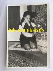 YEŞİLÇAM'IN EFSANESİ BELGİN DORUK'UN ORİJİNAL 3'LÜ FOTOĞRAF SETİ, 18 x 12 cm EBADINDA - BELGİN DORUK EVİNDE SAKSIDAKİ ÇİÇEĞİNE SARILIRKEN ve YANINA GELEN YAKININA SARILIRKEN ÇEKİLMİŞ 3 FARKLI KARE