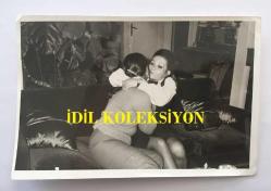 YEŞİLÇAM'IN EFSANESİ BELGİN DORUK'UN ORİJİNAL 3'LÜ FOTOĞRAF SETİ, 18 x 12 cm EBADINDA - BELGİN DORUK EVİNDE SAKSIDAKİ ÇİÇEĞİNE SARILIRKEN ve YANINA GELEN YAKININA SARILIRKEN ÇEKİLMİŞ 3 FARKLI KARE