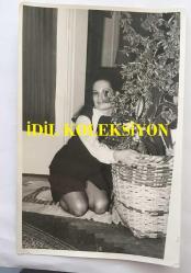 YEŞİLÇAM'IN EFSANESİ BELGİN DORUK'UN ORİJİNAL 3'LÜ FOTOĞRAF SETİ, 18 x 12 cm EBADINDA - BELGİN DORUK EVİNDE SAKSIDAKİ ÇİÇEĞİNE SARILIRKEN ve YANINA GELEN YAKININA SARILIRKEN ÇEKİLMİŞ 3 FARKLI KARE