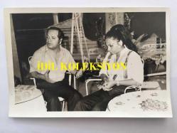 YEŞİLÇAM'IN EFSANESİ BELGİN DORUK'UN ORİJİNAL FOTOĞRAFI, 18 x 12 cm EBADINDA - BELGİN DORUK BAHÇEDE SOHBET SIRASINDA ELLERİNİ BİRBİRİNE BİRLEŞTİRİP DERİN-DERİN DÜŞÜNÜRKEN ÇEKİLMİŞ BİR KARE