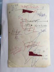 YEŞİLÇAM'IN EFSANESİ BELGİN DORUK'UN ORİJİNAL FOTOĞRAFI, 18 x 12 cm EBADINDA - BELGİN DORUK EVİNDE DUVARA ASILI OLAN ANTİKA TABANCALARI GÖSTERİRKEN ÇEKİLMİŞ BİR FOTOĞRAF