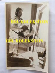 YEŞİLÇAM'IN EFSANESİ BELGİN DORUK'UN ORİJİNAL 2'Lİ FOTOĞRAF SETİ, 18 x 12 cm EBADINDA - BELGİN DORUK EVİNDE MAKYAJINI YAPTIRIRKEN ÇEKİLMİŞ 2 FARKLI KARE