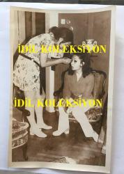 YEŞİLÇAM'IN EFSANESİ BELGİN DORUK'UN ORİJİNAL 2'Lİ FOTOĞRAF SETİ, 18 x 12 cm EBADINDA - BELGİN DORUK EVİNDE MAKYAJINI YAPTIRIRKEN ÇEKİLMİŞ 2 FARKLI KARE