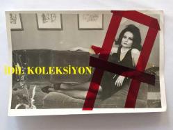 YEŞİLÇAM'IN EFSANESİ BELGİN DORUK'UN ORİJİNAL FOTOĞRAFI, 18 x 12 cm EBADINDA - BELGİN DORUK EVİNDE SİYAH ŞIK ELBİSESİYLE KOLTUĞUN ÜZERİNDE POZ VERİRKEN ÇEKİLMİŞ BİR KARE