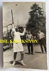 YEŞİLÇAM'IN EFSANESİ BELGİN DORUK'UN ORİJİNAL 6'LI FOTOĞRAF SETİ,  19 x 18 cm ve 18 x 12 cm EBADINDA 6 ADET FOTOĞRAF - BELGİN DORUK TENİS OYNARKEN ÇEKİLMİŞ 6 FARKLI KARE