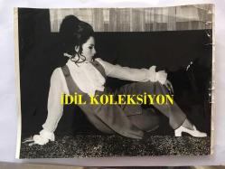 YEŞİLÇAM'IN EFSANESİ BELGİN DORUK'UN ORİJİNAL BÜYÜK BOY FOTOĞRAFI,  24 x 18 cm EBADINDA - BELGİN DORUK ŞIK GİYSİSİ İLE EVİNDE HALININ ÜZERİNDE POZ VERİRKEN ÇEKİLMİŞ GÜZEL BİR KARE
