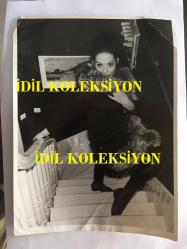 YEŞİLÇAM'IN EFSANESİ BELGİN DORUK'UN ORİJİNAL BÜYÜK BOY FOTOĞRAFI,  24 x 18 cm EBADINDA - BELGİN DORUK MERDİVENLERDE KÜRK MANTOSUYLA POZ VERİRKEN ÇEKİLMİŞ GÜZEL BİR KARE