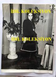 YEŞİLÇAM'IN EFSANESİ BELGİN DORUK'UN ORİJİNAL BÜYÜK BOY FOTOĞRAFI,  24 x 18 cm EBADINDA - BELGİN DORUK ŞIK SİYAH ELBİSESİYLE EVİNDE AYAKTA POZ VERİRKEN ÇEKİLMİŞ BİR KARE