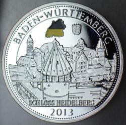 ALMANYA EYALETLER - BADEN-WÜRTTEMBERG 2013 MADALYON. HEIDELBERG ŞATOSU TEMALI. 40 mm KALIN BRONZ ÜSTÜ GÜMÜŞ KAPLAMA RENKLİ BAYRAKLI. PROOF BASKI KENDİ KAPSÜLÜNDE ÇİL KONDİSYON.