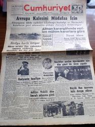 Cumhuriyet Gazetesi - 10 Ağustos 1943 - Siyasi İmkanlar Yazan Nadir Nadi Köşe Yazısı - Avrupa Kalesini Müdafaa İçin - Roosevelt Kanada'da - Maarif Vekili Hasan Ali Yücel Emekli Öğretmenler İçin Dün Yapılan Törende Hocalarla Görüşüyor Fotoğraf - İtalyan Başvekili Badoglio - Üniversite Rektörlüğü Maruf Profesörümüz Tevfik Sağlamın Tayini Takarrür Etti - Adliye Vekili Ali Rıza Türel Dün İmralı Adasına Gitti - Bu Perşembe Akşamı Azak Bahçesinde Müzeyyen Senar Konseri - Millicilik Ve Devamlı Sulh Yazan Şükrü Kaya - Ekmek Fiyatları Bugünden İtibaren 17,25 Kuruşa Satılacak - Vedad Tör Ankara Elektrik Ve Havagazı Müdürü Oldu - Galatasaray El İşleri Sergisini 80 Bin Kişi Gezdi -  Topuzun Kısmeti Yazan Mahmud Yesari Yazı Dizisi - Almanya'daki Siyasi Hadiselerin Mana Ve Hedefi - Nevşehir Ve Ürgüpte İnönü Günü - Teknik Tabirini Başına Gelenler Yazan Haşim Nahid Erbil Köşe Yazısı - Ankara'da Çin Cumhurreisi Lin Sen İçin Anma Merasimi - Burhaneddin Ve Seniye Tepsi Skeçleri - Zati Sungur