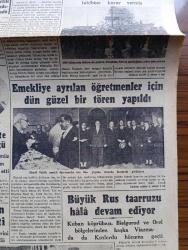 Cumhuriyet Gazetesi - 10 Ağustos 1943 - Siyasi İmkanlar Yazan Nadir Nadi Köşe Yazısı - Avrupa Kalesini Müdafaa İçin - Roosevelt Kanada'da - Maarif Vekili Hasan Ali Yücel Emekli Öğretmenler İçin Dün Yapılan Törende Hocalarla Görüşüyor Fotoğraf - İtalyan Başvekili Badoglio - Üniversite Rektörlüğü Maruf Profesörümüz Tevfik Sağlamın Tayini Takarrür Etti - Adliye Vekili Ali Rıza Türel Dün İmralı Adasına Gitti - Bu Perşembe Akşamı Azak Bahçesinde Müzeyyen Senar Konseri - Millicilik Ve Devamlı Sulh Yazan Şükrü Kaya - Ekmek Fiyatları Bugünden İtibaren 17,25 Kuruşa Satılacak - Vedad Tör Ankara Elektrik Ve Havagazı Müdürü Oldu - Galatasaray El İşleri Sergisini 80 Bin Kişi Gezdi -  Topuzun Kısmeti Yazan Mahmud Yesari Yazı Dizisi - Almanya'daki Siyasi Hadiselerin Mana Ve Hedefi - Nevşehir Ve Ürgüpte İnönü Günü - Teknik Tabirini Başına Gelenler Yazan Haşim Nahid Erbil Köşe Yazısı - Ankara'da Çin Cumhurreisi Lin Sen İçin Anma Merasimi - Burhaneddin Ve Seniye Tepsi Skeçleri - Zati Sungur