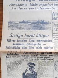 Cumhuriyet Gazetesi - 10 Ağustos 1943 - Siyasi İmkanlar Yazan Nadir Nadi Köşe Yazısı - Avrupa Kalesini Müdafaa İçin - Roosevelt Kanada'da - Maarif Vekili Hasan Ali Yücel Emekli Öğretmenler İçin Dün Yapılan Törende Hocalarla Görüşüyor Fotoğraf - İtalyan Başvekili Badoglio - Üniversite Rektörlüğü Maruf Profesörümüz Tevfik Sağlamın Tayini Takarrür Etti - Adliye Vekili Ali Rıza Türel Dün İmralı Adasına Gitti - Bu Perşembe Akşamı Azak Bahçesinde Müzeyyen Senar Konseri - Millicilik Ve Devamlı Sulh Yazan Şükrü Kaya - Ekmek Fiyatları Bugünden İtibaren 17,25 Kuruşa Satılacak - Vedad Tör Ankara Elektrik Ve Havagazı Müdürü Oldu - Galatasaray El İşleri Sergisini 80 Bin Kişi Gezdi -  Topuzun Kısmeti Yazan Mahmud Yesari Yazı Dizisi - Almanya'daki Siyasi Hadiselerin Mana Ve Hedefi - Nevşehir Ve Ürgüpte İnönü Günü - Teknik Tabirini Başına Gelenler Yazan Haşim Nahid Erbil Köşe Yazısı - Ankara'da Çin Cumhurreisi Lin Sen İçin Anma Merasimi - Burhaneddin Ve Seniye Tepsi Skeçleri - Zati Sungur