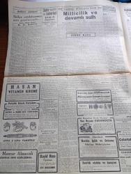 Cumhuriyet Gazetesi - 10 Ağustos 1943 - Siyasi İmkanlar Yazan Nadir Nadi Köşe Yazısı - Avrupa Kalesini Müdafaa İçin - Roosevelt Kanada'da - Maarif Vekili Hasan Ali Yücel Emekli Öğretmenler İçin Dün Yapılan Törende Hocalarla Görüşüyor Fotoğraf - İtalyan Başvekili Badoglio - Üniversite Rektörlüğü Maruf Profesörümüz Tevfik Sağlamın Tayini Takarrür Etti - Adliye Vekili Ali Rıza Türel Dün İmralı Adasına Gitti - Bu Perşembe Akşamı Azak Bahçesinde Müzeyyen Senar Konseri - Millicilik Ve Devamlı Sulh Yazan Şükrü Kaya - Ekmek Fiyatları Bugünden İtibaren 17,25 Kuruşa Satılacak - Vedad Tör Ankara Elektrik Ve Havagazı Müdürü Oldu - Galatasaray El İşleri Sergisini 80 Bin Kişi Gezdi -  Topuzun Kısmeti Yazan Mahmud Yesari Yazı Dizisi - Almanya'daki Siyasi Hadiselerin Mana Ve Hedefi - Nevşehir Ve Ürgüpte İnönü Günü - Teknik Tabirini Başına Gelenler Yazan Haşim Nahid Erbil Köşe Yazısı - Ankara'da Çin Cumhurreisi Lin Sen İçin Anma Merasimi - Burhaneddin Ve Seniye Tepsi Skeçleri - Zati Sungur