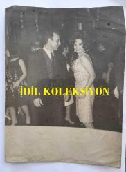 YEŞİLÇAM'IN EFSANESİ SADRİ ALIŞIK ve BELGİN DORUK'UN ORİJİNAL BÜYÜK BOY FOTOĞRAFI,  24 x 18 cm EBADINDA - BELGİN DORUK ve SADRİ ALIŞIK KARŞILIKLI DANS EDERLERKEN ÇEKİLMİŞ BİR KARE