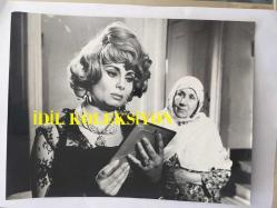 YEŞİLÇAM'IN EFSANESİ BELGİN DORUK'UN ORİJİNAL BÜYÜK BOY 3'LÜ FOTOĞRAF SETİ,  24 x 18 cm, 18 x 18 cm ve 18 x 15 EBADINDA 3 ADET FOTOĞRAF - ''İSTANBUL'U SEVMİYORUM'' (1968) İSİMLİ FİLMDEN BELGİN DORUK, NEDRET GÜVENÇ, MURAT SOYDAN ve SEZER GÜVENİRGİL'İN YER ALDIĞI 3 FARKLI KARE