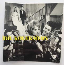 YEŞİLÇAM'IN EFSANESİ BELGİN DORUK'UN ORİJİNAL BÜYÜK BOY 3'LÜ FOTOĞRAF SETİ,  24 x 18 cm, 18 x 18 cm ve 18 x 15 EBADINDA 3 ADET FOTOĞRAF - ''İSTANBUL'U SEVMİYORUM'' (1968) İSİMLİ FİLMDEN BELGİN DORUK, NEDRET GÜVENÇ, MURAT SOYDAN ve SEZER GÜVENİRGİL'İN YER ALDIĞI 3 FARKLI KARE