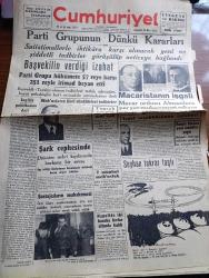 Cumhuriyet Gazetesi - 22 Mart 1944 - İngiliz Politikasına Dair Yazan Nadir Nadi Köşe Yazısı - Parti Grubunun Dünkü Kararları - Başvekil Şükrü Saracoğlu'nun Verdiği İzahat - Parti Grubu Hükümete 57 Reye Karşı 251 Reyle İtimad Beyan Etti - Macaristan'ın İşgali - Macar Ordusu Almanlara Yer Yer Mukavemet Ediyor - Toprak Vergisi - Şark Cephesinde Dniester Nehri Kıyılarında Korkunç Bir Savaş - Saffet Arıkan - Tevfik Rüştü Aras - Napolide İki Kasaba Lavlar Altında Kaldı - Sherlock Holmes Serisinin Üçüncü Kitabı Reklamı - Şu Garip Dünya 9 Yazan Profesör Salih Murad Uzdilek - Hukuki Romantizm 2 Yazan Profesör Ziyaeddin Fahri Fındıkoğlu - Karikatürist Cemal Nadir Hasta - Marion'un Kalbi Yazan Vicki Baum Yazı Dizisi - Köyümün Sesi Yazan Burhan Felek Köşe Yazısı - Nevruz İlkbahar Bayramı İran Konsolosluğunda Kutlanmıştır - Reşat Nuri Güntekin'in Yaprak Dökümü Yüzüncü Defa Şehir Tiyatrosunda - Ayarsızlar Oyunu 14 Gün İçinde 10.000 den Fazla Seyirci Gördü - Amcabeye Göre Karikatür - Ses Tiyatrosu