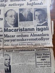 Cumhuriyet Gazetesi - 22 Mart 1944 - İngiliz Politikasına Dair Yazan Nadir Nadi Köşe Yazısı - Parti Grubunun Dünkü Kararları - Başvekil Şükrü Saracoğlu'nun Verdiği İzahat - Parti Grubu Hükümete 57 Reye Karşı 251 Reyle İtimad Beyan Etti - Macaristan'ın İşgali - Macar Ordusu Almanlara Yer Yer Mukavemet Ediyor - Toprak Vergisi - Şark Cephesinde Dniester Nehri Kıyılarında Korkunç Bir Savaş - Saffet Arıkan - Tevfik Rüştü Aras - Napolide İki Kasaba Lavlar Altında Kaldı - Sherlock Holmes Serisinin Üçüncü Kitabı Reklamı - Şu Garip Dünya 9 Yazan Profesör Salih Murad Uzdilek - Hukuki Romantizm 2 Yazan Profesör Ziyaeddin Fahri Fındıkoğlu - Karikatürist Cemal Nadir Hasta - Marion'un Kalbi Yazan Vicki Baum Yazı Dizisi - Köyümün Sesi Yazan Burhan Felek Köşe Yazısı - Nevruz İlkbahar Bayramı İran Konsolosluğunda Kutlanmıştır - Reşat Nuri Güntekin'in Yaprak Dökümü Yüzüncü Defa Şehir Tiyatrosunda - Ayarsızlar Oyunu 14 Gün İçinde 10.000 den Fazla Seyirci Gördü - Amcabeye Göre Karikatür - Ses Tiyatrosu