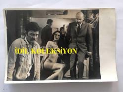 AHMET MEKİN'İN ORİJİNAL 2'Lİ FOTOĞRAF SETİ  18 x 12 cm EBADINDA - AHMET MEKİN'İN MELEK GÜRGÜN ve ALTAN GÜNBAY İLE AYNI KAREDE OLDUĞU ''ATEŞ ve BARUT (1971)'' İSİMLİ YEŞİLÇAM FİLMİNDEN 2 FARKLI KARE