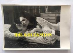 AHMET MEKİN'İN ORİJİNAL 2'Lİ FOTOĞRAF SETİ  18 x 12 cm EBADINDA - AHMET MEKİN'İN MELEK GÜRGÜN ve ALTAN GÜNBAY İLE AYNI KAREDE OLDUĞU ''ATEŞ ve BARUT (1971)'' İSİMLİ YEŞİLÇAM FİLMİNDEN 2 FARKLI KARE