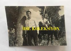 AHMET MEKİN'İN TV EKRANINDAN ÇEKİLMİŞ FOTOĞRAFI  10 x 7 cm EBADINDA - AHMET MEKİN'İN BİR YEŞİLÇAM FİLMİNDE TV'DEN ÇEKİLMİŞ BİR FOTOĞRAFI