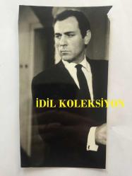 YILDIRIM GENCER'İN ORİJİNAL FOTOĞRAFI  18 x 10 cm EBADINDA - YILDIRIM GENCER BAŞROLLERDE AYHAN IŞIK'LA YER ALDIĞI 1967 YAPIMI ''BÜYÜK KİN'' ADLI FİLMDE TAKIM ELBİSESİYLE