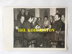 YILDIRIM GENCER'İN ORİJİNAL FOTOĞRAFI  18 x 12 cm EBADINDA - YILDIRIM GENCER, BEYOĞLU YEŞİLÇAM KAHVESİNDE DOSTLARIYLA NEŞE İÇİNDE SOHBET EDERKEN ÇEKİLMİŞ ÇOK ÖZEL BİR KARE