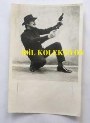 YILDIRIM GENCER'İN ORİJİNAL FOTOĞRAFI  18 x 12 cm EBADINDA - YILDIRIM GENCER SİYAH TAKIM ELBİSESİ, ŞAPKASI ve ÇİFT SİLAHIYLA POZ VERİRKEN ÇEKİLMİŞ BİR KARE