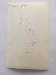 YILDIRIM GENCER'İN ORİJİNAL FOTOĞRAFI  18 x 12 cm EBADINDA - YILDIRIM GENCER SİYAH TAKIM ELBİSESİ, ŞAPKASI ve ÇİFT SİLAHIYLA POZ VERİRKEN ÇEKİLMİŞ BİR KARE