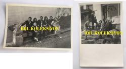 İKİ YOSYAMA BİR KURŞUN (1972) YEŞİLÇAM FİLMİNDEN 2'Lİ ORİJİNAL FOTOĞRAF SETİ  18 x 12 cm EBADINDA - YILDIRIM GENCER, HAYATİ HAMZAOĞLU, ATİLLA ERGÜN, MELEK GÖRGÜN ve ÜLKÜ ÖZEN DENİZE KARŞI BİRLİKTE OTURUP POZ VERİRLERKEN ÇEKİLMİŞ ÇOK ÖZEL BİR HATIRA FOTOĞRAFI ve SET SIRASINDA MERDİVENLERDE OTURAN YILDIRIM GENCER, HAYATİ HAMZAOĞLU ve ÜLKÜ ÖZEN'İN AYNI KAREDE YER ALDIĞI BİR FOTOĞRAF, ÖZEL ARŞİV