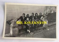 İKİ YOSYAMA BİR KURŞUN (1972) YEŞİLÇAM FİLMİNDEN 2'Lİ ORİJİNAL FOTOĞRAF SETİ  18 x 12 cm EBADINDA - YILDIRIM GENCER, HAYATİ HAMZAOĞLU, ATİLLA ERGÜN, MELEK GÖRGÜN ve ÜLKÜ ÖZEN DENİZE KARŞI BİRLİKTE OTURUP POZ VERİRLERKEN ÇEKİLMİŞ ÇOK ÖZEL BİR HATIRA FOTOĞRAFI ve SET SIRASINDA MERDİVENLERDE OTURAN YILDIRIM GENCER, HAYATİ HAMZAOĞLU ve ÜLKÜ ÖZEN'İN AYNI KAREDE YER ALDIĞI BİR FOTOĞRAF, ÖZEL ARŞİV