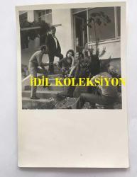 İKİ YOSYAMA BİR KURŞUN (1972) YEŞİLÇAM FİLMİNDEN 2'Lİ ORİJİNAL FOTOĞRAF SETİ  18 x 12 cm EBADINDA - YILDIRIM GENCER, HAYATİ HAMZAOĞLU, ATİLLA ERGÜN, MELEK GÖRGÜN ve ÜLKÜ ÖZEN DENİZE KARŞI BİRLİKTE OTURUP POZ VERİRLERKEN ÇEKİLMİŞ ÇOK ÖZEL BİR HATIRA FOTOĞRAFI ve SET SIRASINDA MERDİVENLERDE OTURAN YILDIRIM GENCER, HAYATİ HAMZAOĞLU ve ÜLKÜ ÖZEN'İN AYNI KAREDE YER ALDIĞI BİR FOTOĞRAF, ÖZEL ARŞİV