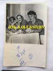 YILDIRIM GENCER'İN ORİJİNAL FOTOĞRAFI  18 x 12 cm EBADINDA - YILDIRIM GENCER DOSTLARIYLA AYNI MASADA BİR ŞEYLER İÇİP SİGARA İÇERKEN ÇEKİLMİŞ BİR KARE