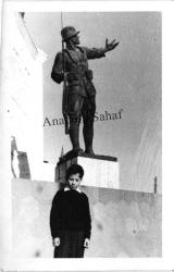 Ankara Ulus Atatürk Heykeli Önünde Bir Talebe