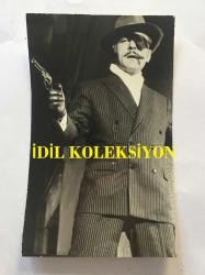 YILDIRIM GENCER'İN ORİJİNAL FOTOĞRAFI  14 x 8,5 cm EBADINDA - KRALLARIN KADERİ DEĞİŞMEZ (1972), İSİMLİ FİLMDEN YILDIRIM GENCER'İN TABANCA TUTTUĞU SAHNEDEN BİR KARE