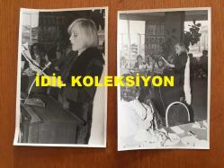 GÖNÜL YAZAR'IN ORİJİNAL 2'Lİ FOTOĞRAF SETİ- 18 x 12 cm EBADINDA - GÖNÜL YAZAR KATILIMCI OLARAK KATILDIĞI BİR TOPLANTIDA KÜRSÜYE ÇIKIP ''BÜTÜN EVLİLİKLERİM YANLIŞ OLDU'' DERKEN ÇEKİLMİŞ 2 FARKLI KARE, 1 ŞUBAT 1989