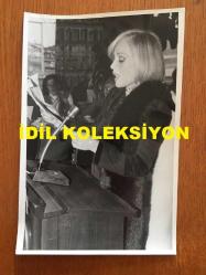 GÖNÜL YAZAR'IN ORİJİNAL 2'Lİ FOTOĞRAF SETİ- 18 x 12 cm EBADINDA - GÖNÜL YAZAR KATILIMCI OLARAK KATILDIĞI BİR TOPLANTIDA KÜRSÜYE ÇIKIP ''BÜTÜN EVLİLİKLERİM YANLIŞ OLDU'' DERKEN ÇEKİLMİŞ 2 FARKLI KARE, 1 ŞUBAT 1989