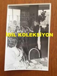 GÖNÜL YAZAR'IN ORİJİNAL 2'Lİ FOTOĞRAF SETİ- 18 x 12 cm EBADINDA - GÖNÜL YAZAR KATILIMCI OLARAK KATILDIĞI BİR TOPLANTIDA KÜRSÜYE ÇIKIP ''BÜTÜN EVLİLİKLERİM YANLIŞ OLDU'' DERKEN ÇEKİLMİŞ 2 FARKLI KARE, 1 ŞUBAT 1989