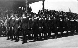 Şapkalı ve Siyah Önlüklü Kız Öğrenciler Resmi Geçitte, Eskişehir, 29 Ekim 1948