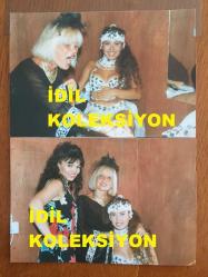 GÖNÜL YAZAR'IN ORİJİNAL 2'Lİ FOTOĞRAF SETİ - 12,5 x 9 cm EBADINDA - GÖNÜL YAZAR SANATÇI SAHNE ARKADAŞLARIYLA POZ VERİRKEN ÇEKİLMİŞ 2 FARKLI KARE (GÖNÜL YAZAR ve DANSÖZ) 17 AĞUSTOS 1993